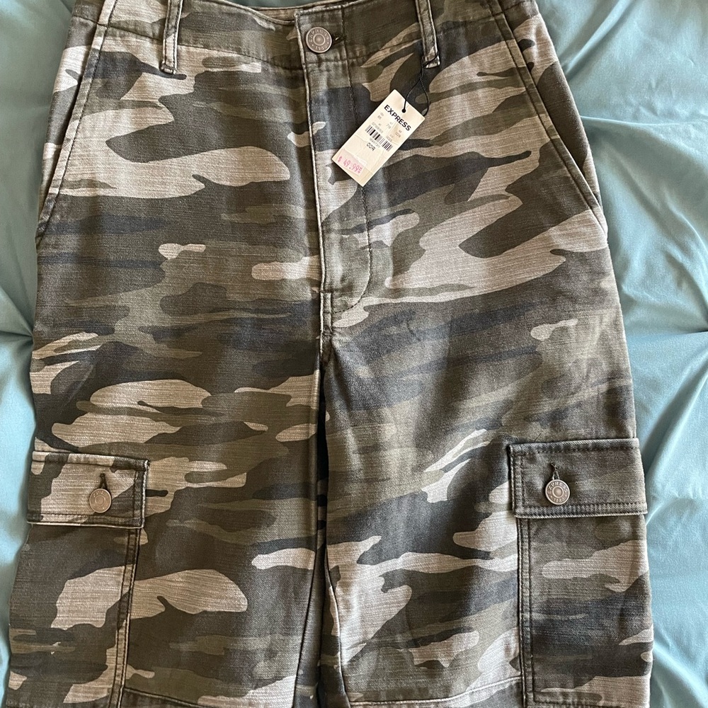 Size 00 camouflage cargo pants. Brand new with tags.